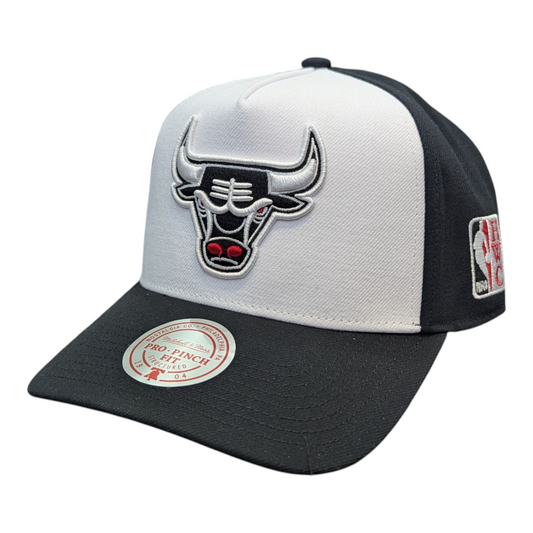 Chicago Bulls Mitchell & Ness NBA Legendary Black/White Pro Pinch Fit Snapback Hat - Pro Jersey Sports
