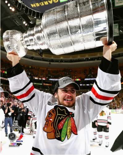 Marcus Kruger Chicago Blackhawks 2013 Stanley Cup Champions Raising Of The Cup Photo (Size: 8X10) - Pro Jersey Sports