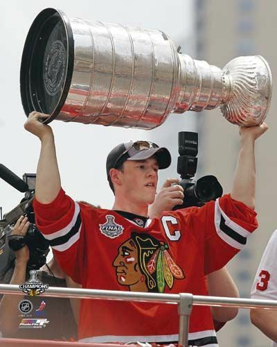 Jonathan Toews Chicago Blackhawks 2010 Stanley Cup Champions Parade Photo (Size 11X14) - Pro Jersey Sports