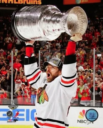 Michal Handzus Chicago Blackhawks 2013 Stanley Cup Champions Raising Of The Cup Photo (Size: 8X10) - Pro Jersey Sports