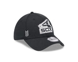 Men's Chicago White Sox New Era Black 2024 Clubhouse 39THIRTY Flex Fit Hat - Pro Jersey Sports
