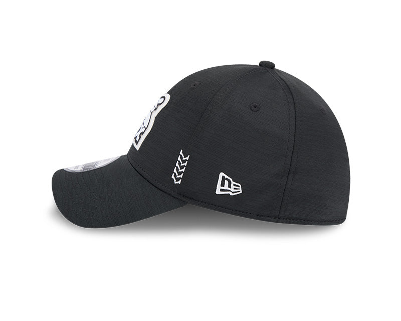 Men's Chicago White Sox New Era Black & White 2024 Clubhouse 39THIRTY Flex Fit Hat
