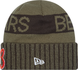 Chicago Bears New Era Green 2025 NFL Sideline Salute To Service B Cuffed Knit Hat - Pro Jersey Sports