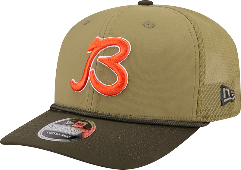 Men's Chicago Bears New Era Green B 2025 Salute To Service Sideline 9SEVENTY Trucker Adjustable Hat - Pro Jersey Sports