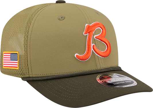 Men's Chicago Bears New Era Green B 2025 Salute To Service Sideline 9SEVENTY Trucker Adjustable Hat - Pro Jersey Sports