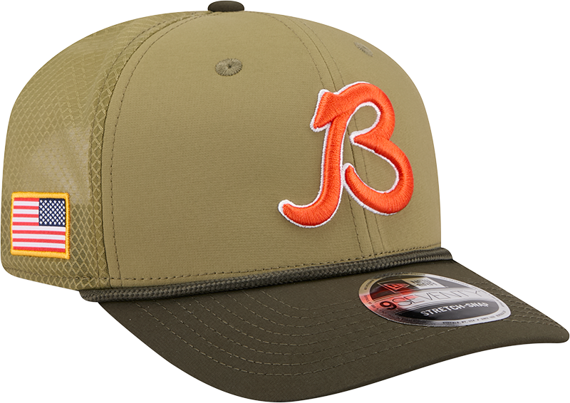 Men's Chicago Bears New Era Green B 2025 Salute To Service Sideline 9SEVENTY Trucker Adjustable Hat - Pro Jersey Sports