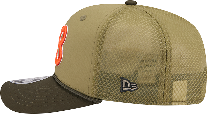 Men's Chicago Bears New Era Green B 2025 Salute To Service Sideline 9SEVENTY Trucker Adjustable Hat - Pro Jersey Sports