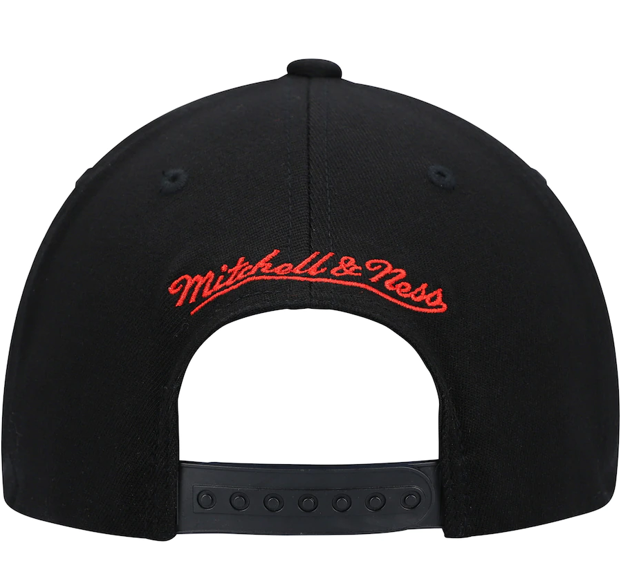 Men's Chicago Bulls Mitchell & Ness Black Hardwood Classics Foundation Script Snapback Hat
