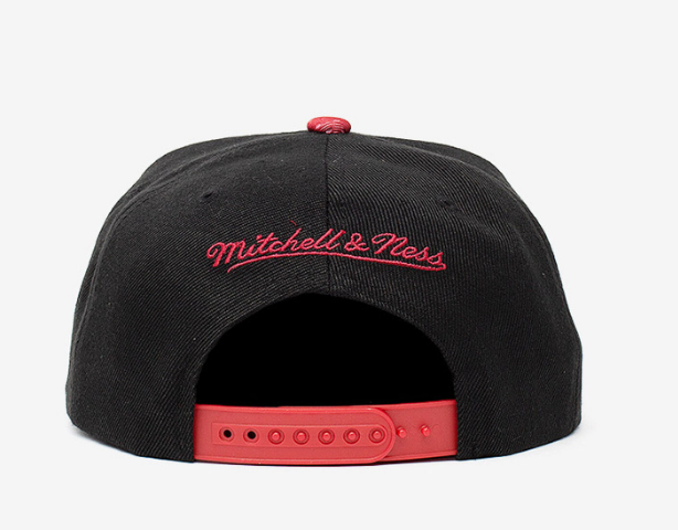 Men's Mitchell & Ness Black/Red Seattle SuperSonics Hardwood Classics Snapshot Adjustable Snapback Hat