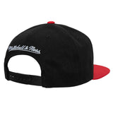 Men's Chicago Bulls Mitchell & Ness 2 Tone Black and Red Low Big Face Hardwood Classics Snapback Hat - Pro Jersey Sports