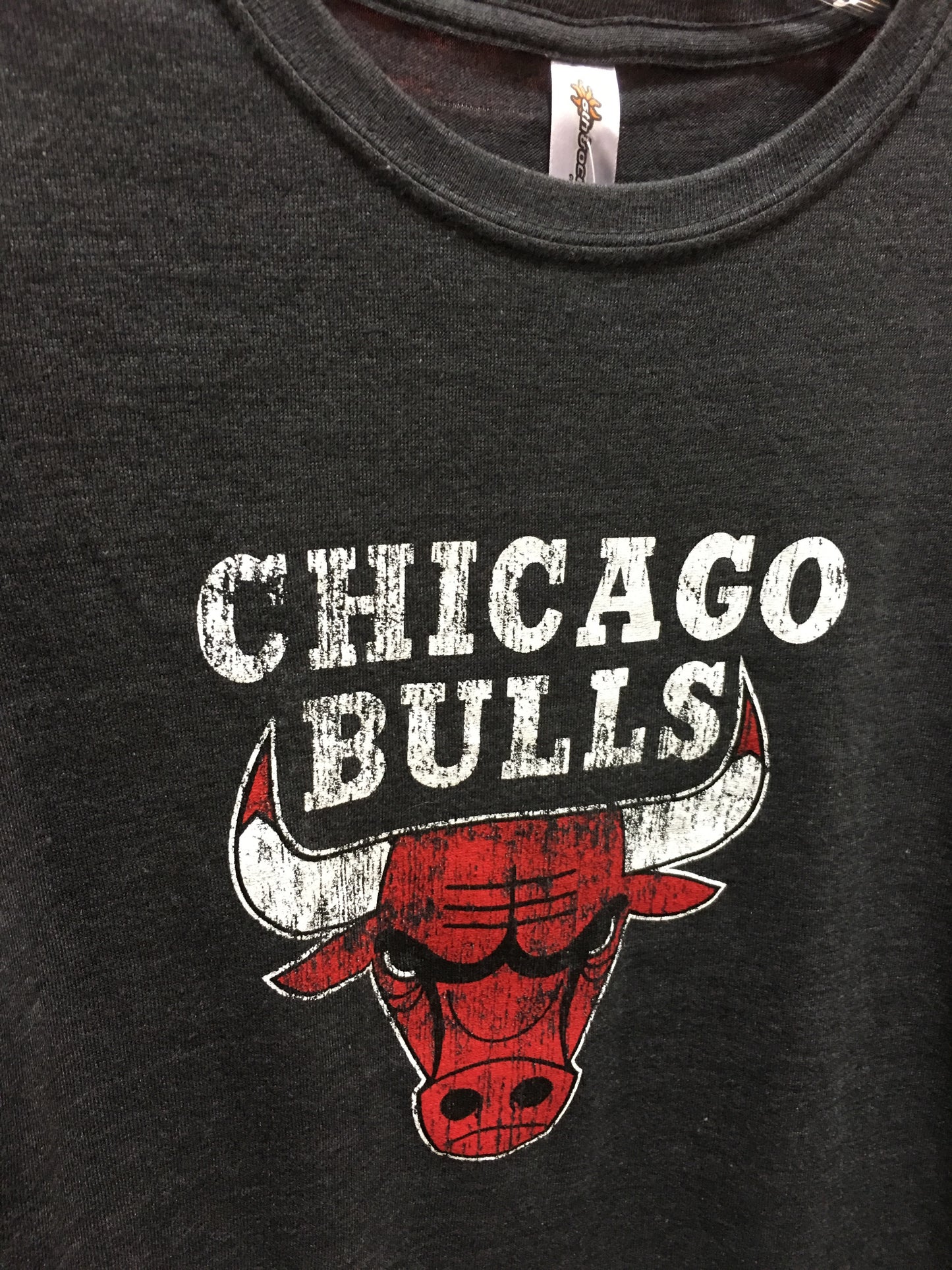 Womens Chicago Bulls Distressed Logo Tee - Charcoal